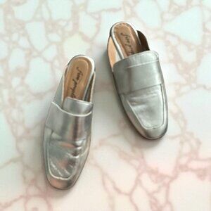 FREE PEOPLE Metallic Silver Leather Mules Flats Loafers Size 36 / 6
